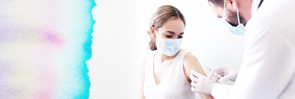 kvinne som får coronavaksine